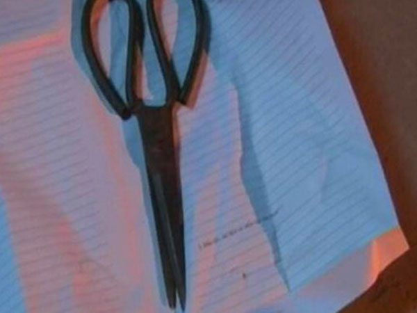 Một phụ nữ chết với vết kéo đâm vào cổ khi công an mời làm việc