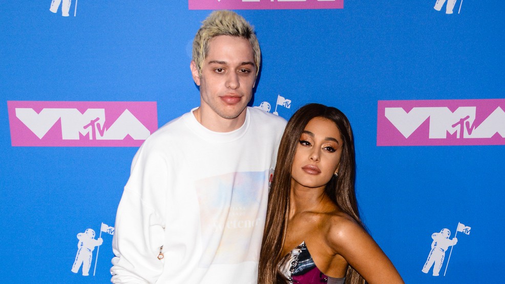 Nhanh như hủy show, Ariana Grande vừa hủy hôn ước với bạn trai chỉ sau 4 tháng đính hôn