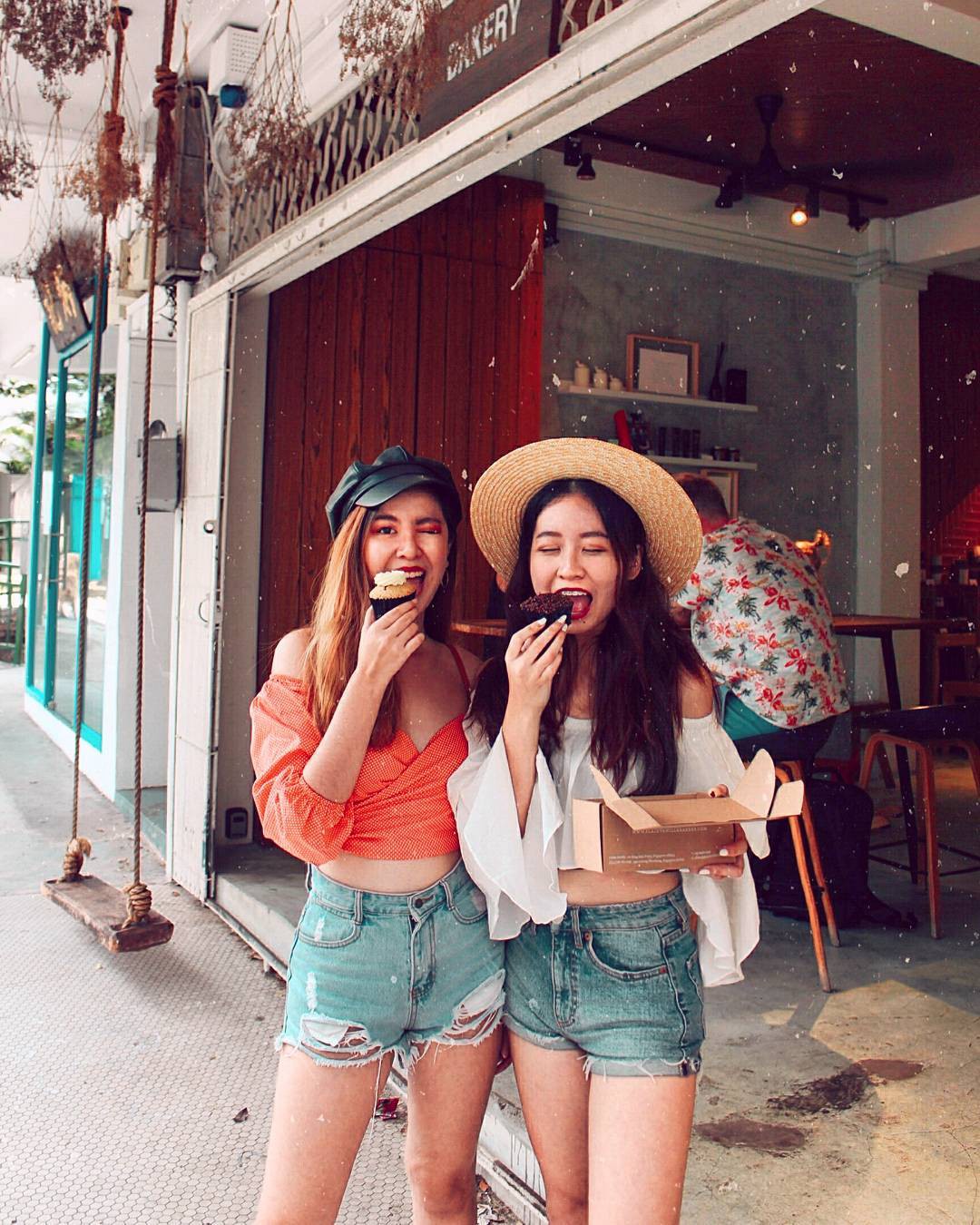 Cặp chị em nổi tiếng Singapore nhờ mặc đẹp, suốt ngày khoe ảnh vi vu du lịch Cặp chị em nổi tiếng Singapore nhờ mặc đẹp, suốt ngày khoe ảnh vi vu du lịch