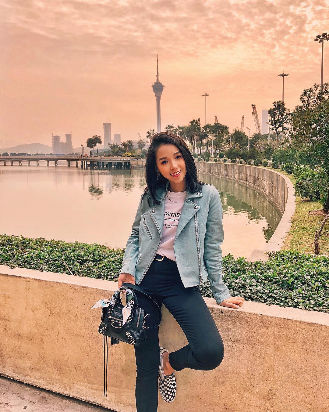 Khi sắm sửa áo khoác cho mùa lạnh, các nàng thấp bé đừng chọn hú họa mà hãy ưu tiên 5 mẫu áo này