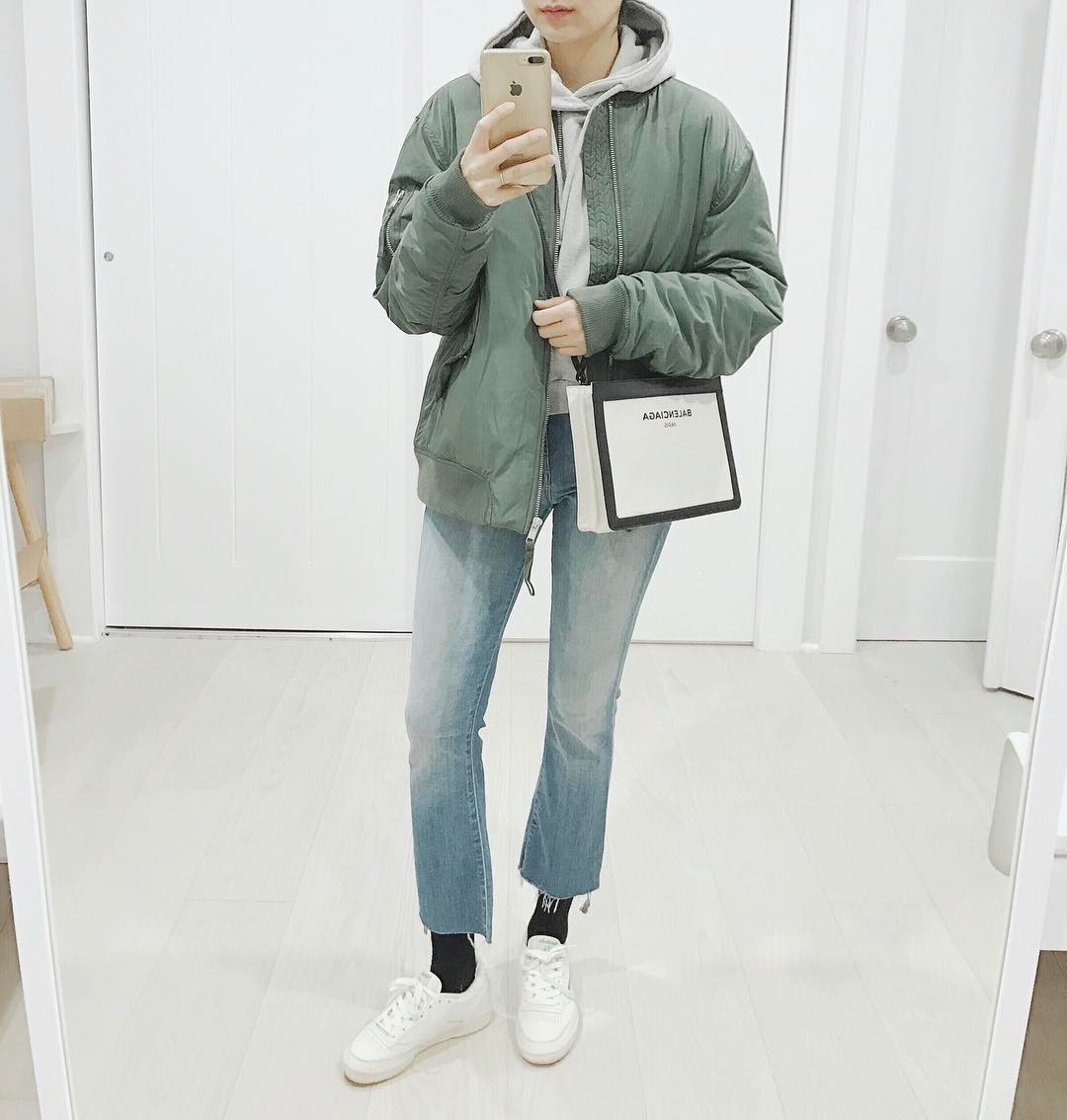 Khi sắm sửa áo khoác cho mùa lạnh, các nàng thấp bé đừng chọn hú họa mà hãy ưu tiên 5 mẫu áo này