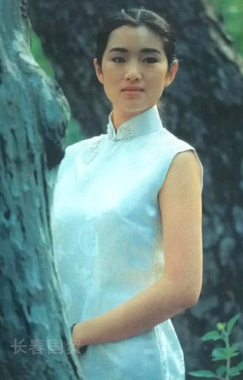 Hé lộ ảnh diện áo tắm thời thanh xuân của Củng Lợi, netizen khen ngợi: Quốc bảo nhan sắc của Trung Hoa Hé lộ ảnh diện áo tắm thời thanh xuân của Củng Lợi, netizen khen ngợi: Quốc bảo nhan sắc của Trung Hoa