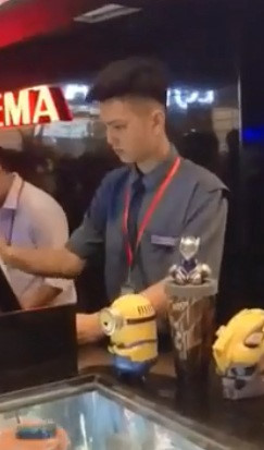 Khách quay lén nam nhân viên rạp chiếu phim đẹp trai ở Hà Nam