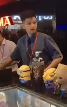 Khách quay lén nam nhân viên rạp chiếu phim đẹp trai ở Hà Nam