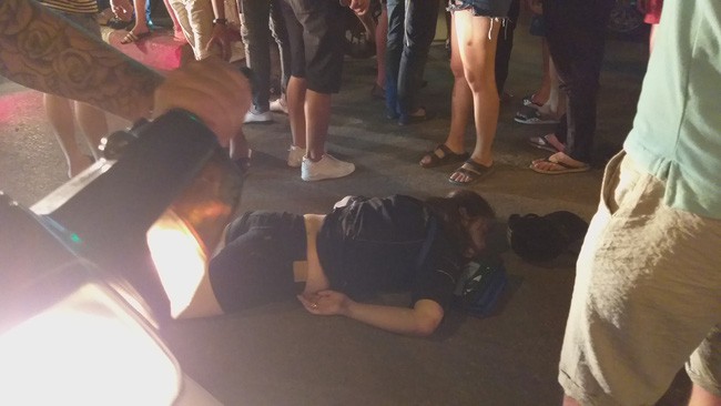 Hà Nội: Cô gái đi xe máy bị ô tô cố vượt đèn đỏ đâm trọng thương