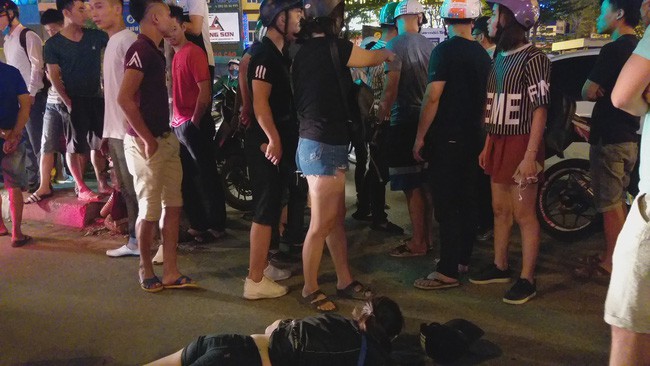 Hà Nội: Cô gái đi xe máy bị ô tô cố vượt đèn đỏ đâm trọng thương