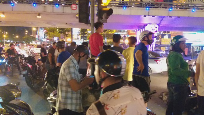 Hà Nội: Cô gái đi xe máy bị ô tô cố vượt đèn đỏ đâm trọng thương