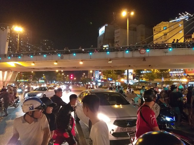 Hà Nội: Cô gái đi xe máy bị ô tô cố vượt đèn đỏ đâm trọng thương