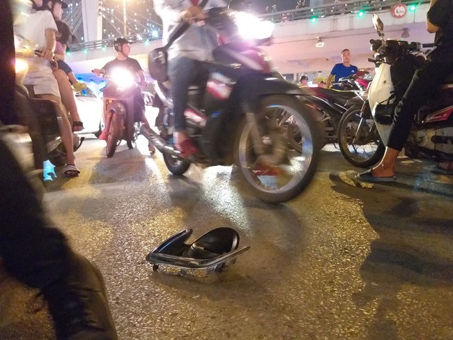 Hà Nội: Cô gái đi xe máy bị ô tô cố vượt đèn đỏ đâm trọng thương