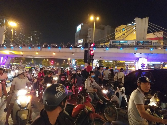 Hà Nội: Cô gái đi xe máy bị ô tô cố vượt đèn đỏ đâm trọng thương