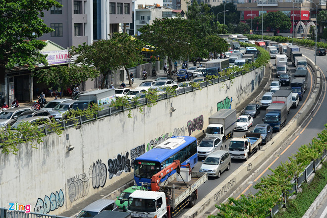 Sập giàn giáo trước hầm Thủ Thiêm, giao thông khu Đông Sài Gòn tê liệt