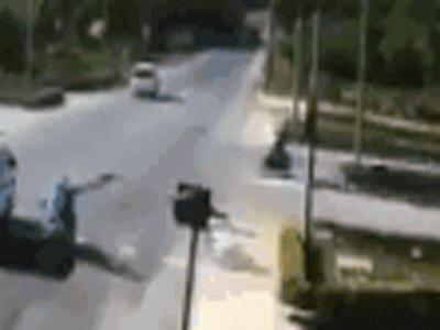 Clip cận cảnh: Cú tông mạnh vào xe cứu thương, y tá văng ra khỏi cửa kính vỡ