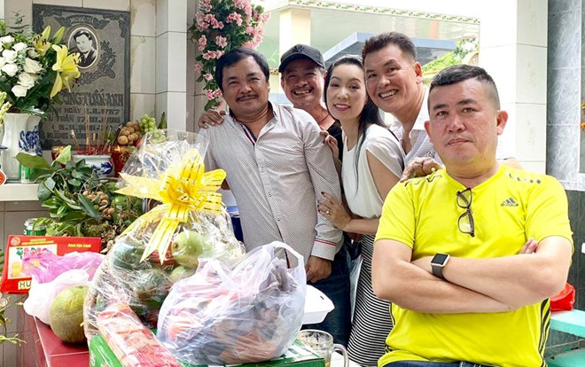 Kim Chi, Phước Sang và nhiều nghệ sĩ tới viếng mộ Lê Công Tuấn Anh