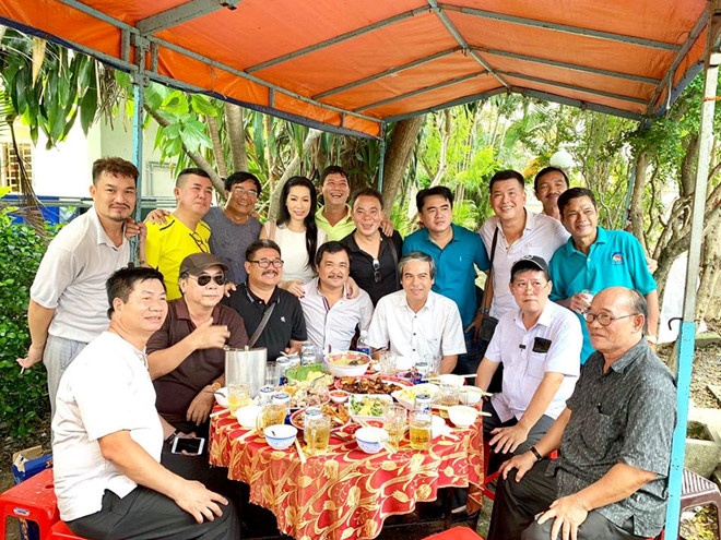 Kim Chi, Phước Sang và nhiều nghệ sĩ tới viếng mộ Lê Công Tuấn Anh