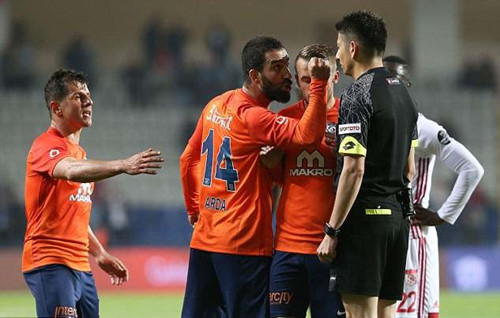 Sao Barcelona đối mặt hơn 12 năm tù vì đấm gãy mũi… tình địch