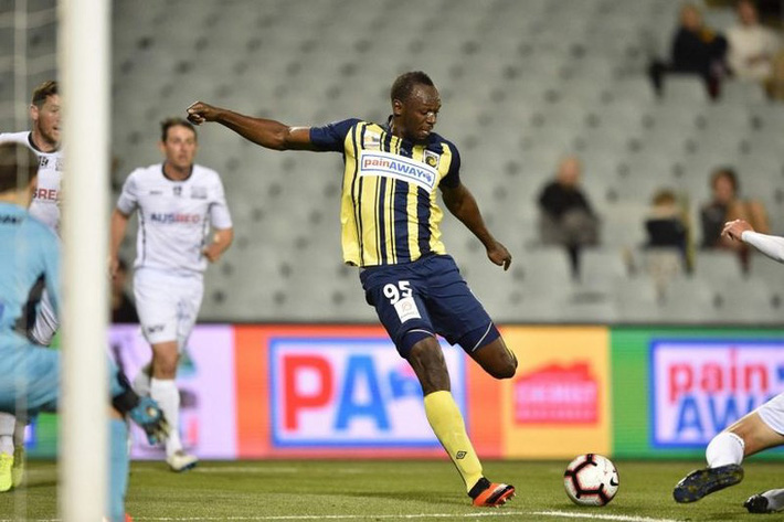 Đá giao hữu ghi 2 bàn, ‘vua điền kinh’ Bolt bị kiểm tra doping