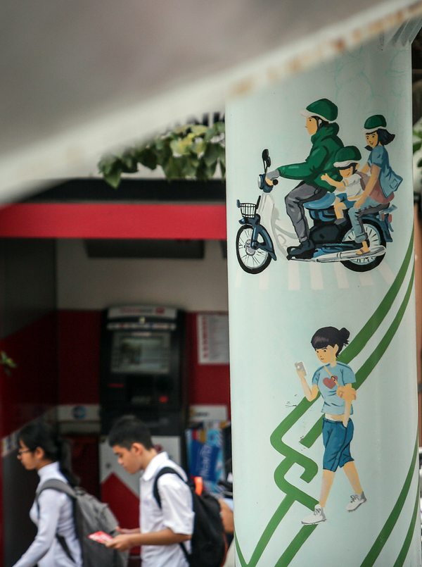 7 cầu bộ hành ở TP HCM được khoác áo mới