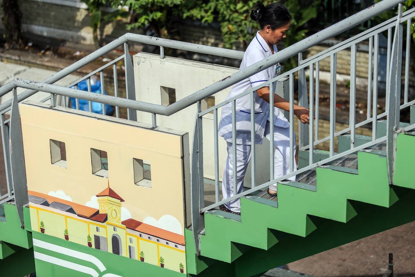 7 cầu bộ hành ở TP HCM được khoác áo mới