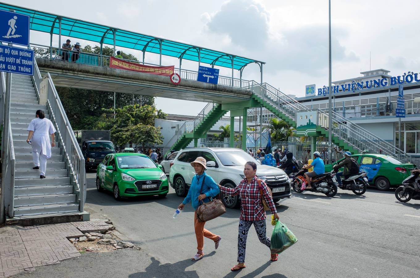 7 cầu bộ hành ở TP HCM được khoác áo mới