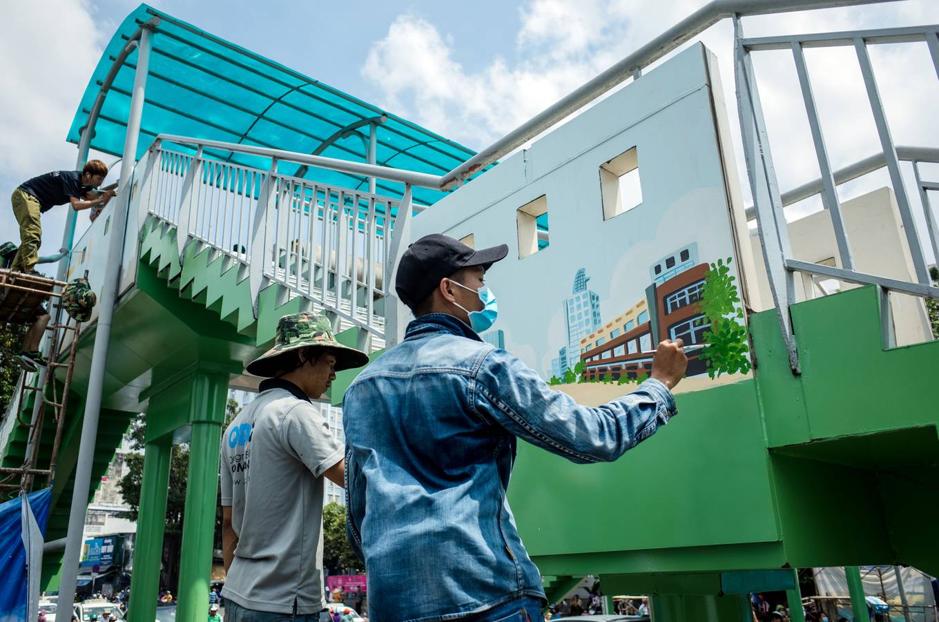 7 cầu bộ hành ở TP HCM được khoác áo mới