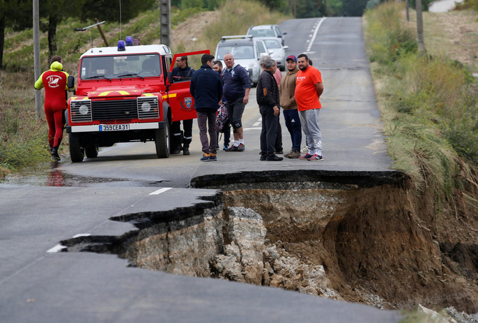 Pháp: Nước mưa 7 tháng trút xuống trong 1 đêm, nữ tu sĩ bị cuốn trôi