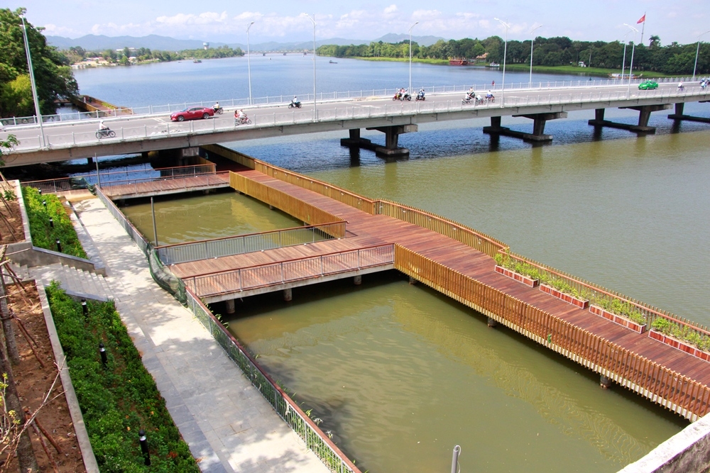 Đường đi bộ lót sàn gỗ lim 64 tỷ trên sông Hương