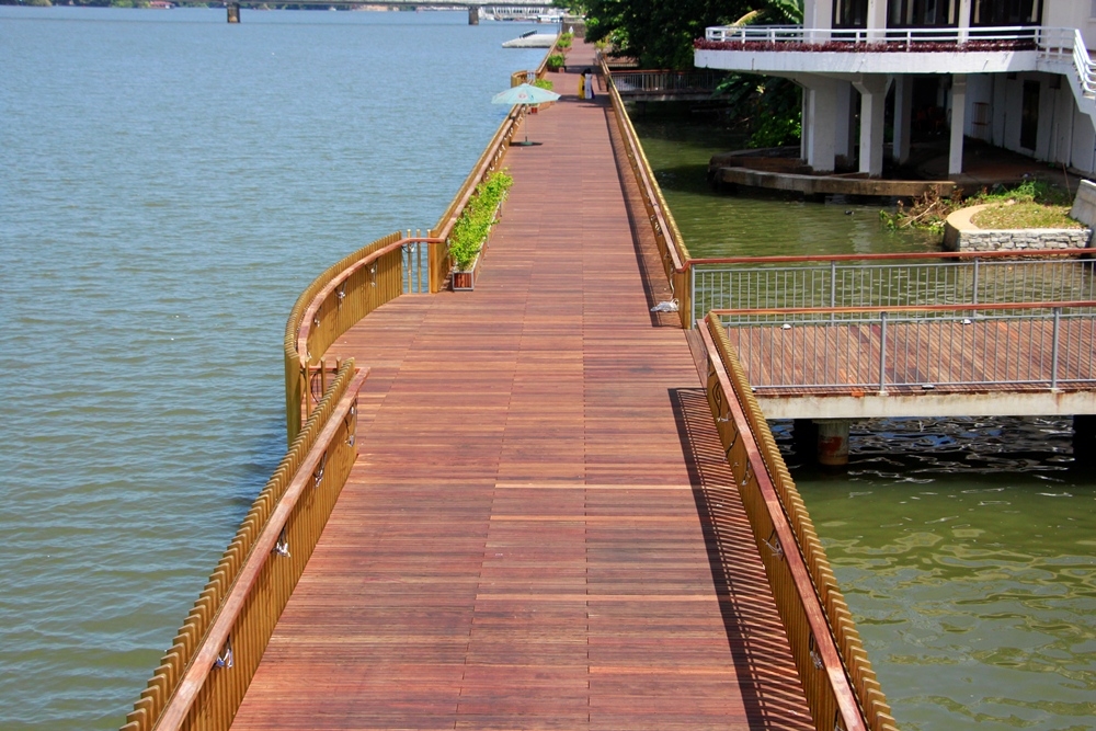 Đường đi bộ lót sàn gỗ lim 64 tỷ trên sông Hương