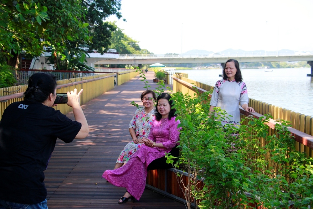 Đường đi bộ lót sàn gỗ lim 64 tỷ trên sông Hương