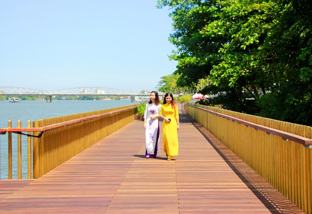 Đường đi bộ lót sàn gỗ lim 64 tỷ trên sông Hương