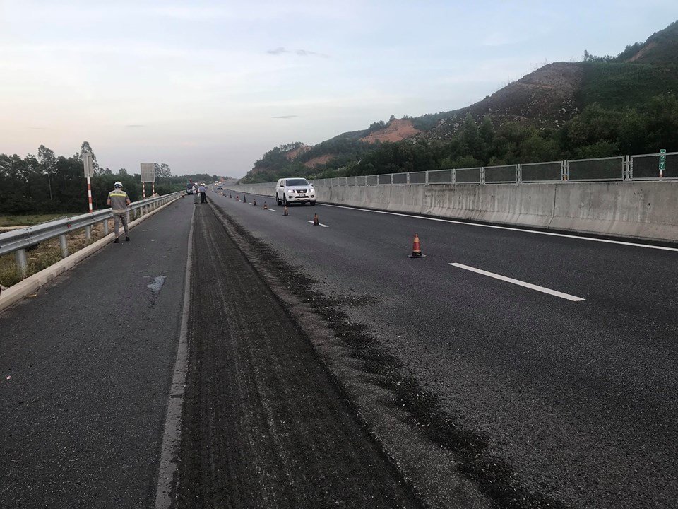 Cao tốc 34.000 tỷ chi chít ổ gà: Chủ đầu tư phân trần