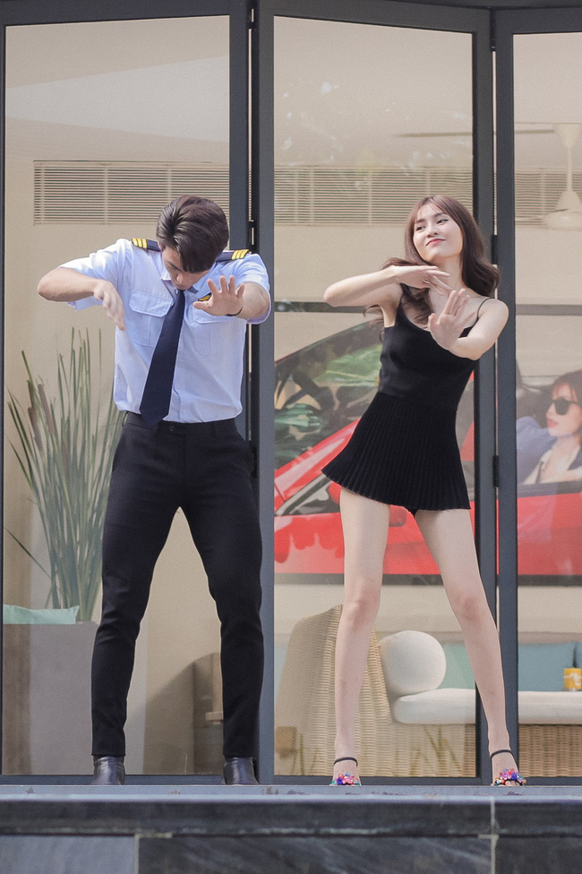 Gái già lắm chiêu 2: Một mình chiến với hội chăn chuối, Ninh Dương Lan Ngọc vẫn giành được phi công trẻ ngon lành