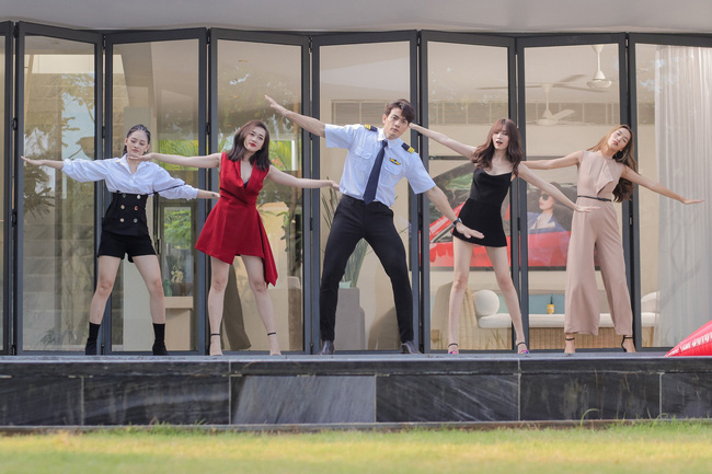 Gái già lắm chiêu 2: Một mình chiến với hội chăn chuối, Ninh Dương Lan Ngọc vẫn giành được phi công trẻ ngon lành