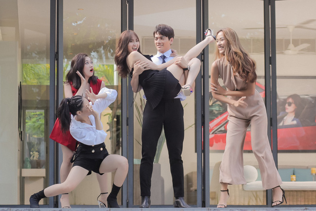 Gái già lắm chiêu 2: Một mình chiến với hội chăn chuối, Ninh Dương Lan Ngọc vẫn giành được phi công trẻ ngon lành