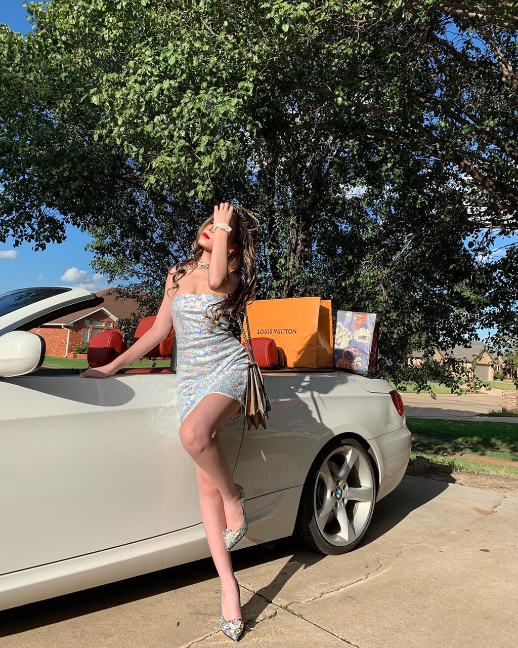 Cuộc sống toàn hàng hiệu, đi xe sang của tiểu thư 10X Việt ở Mỹ