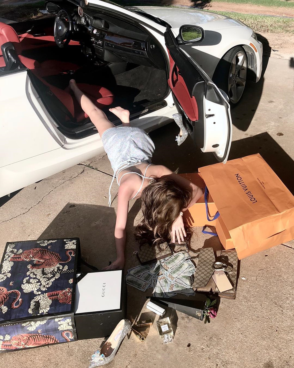 Cuộc sống toàn hàng hiệu, đi xe sang của tiểu thư 10X Việt ở Mỹ