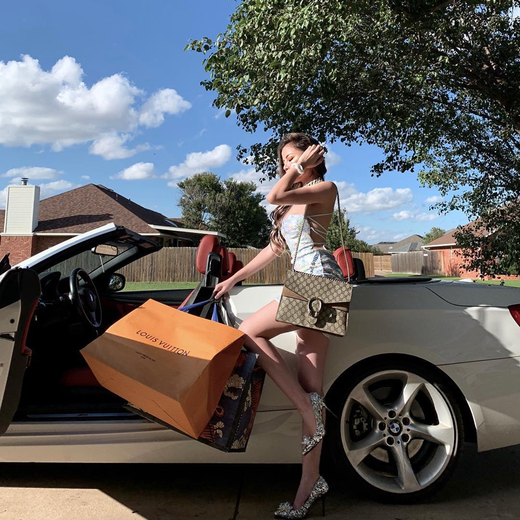 Cuộc sống toàn hàng hiệu, đi xe sang của tiểu thư 10X Việt ở Mỹ