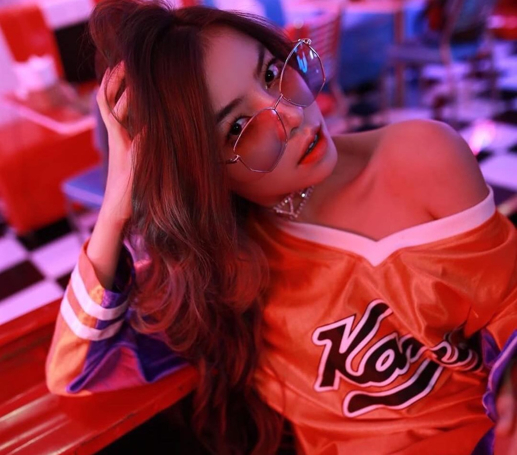 Cuộc sống toàn hàng hiệu, đi xe sang của tiểu thư 10X Việt ở Mỹ