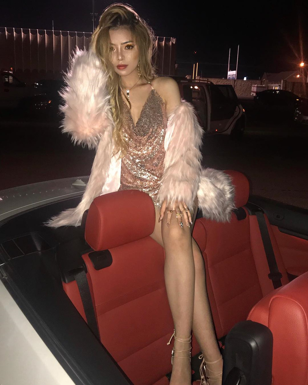 Cuộc sống toàn hàng hiệu, đi xe sang của tiểu thư 10X Việt ở Mỹ