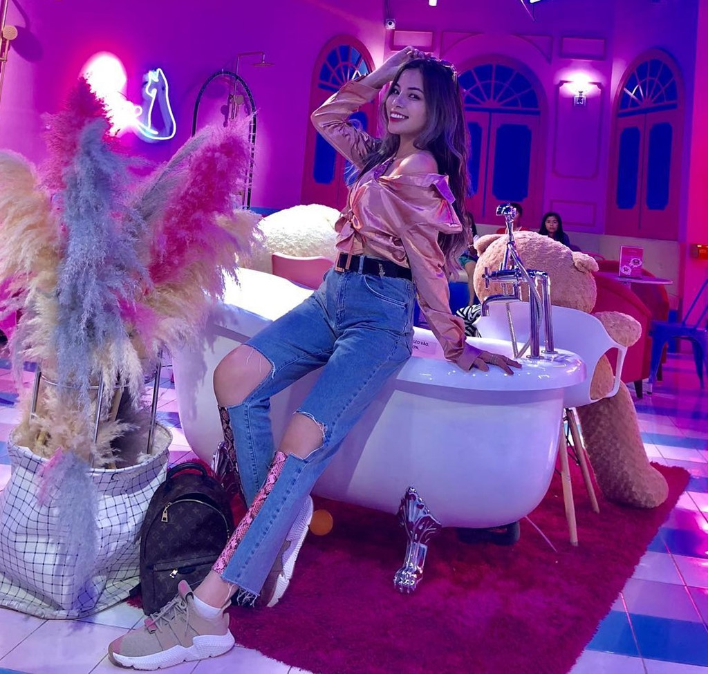 Cuộc sống toàn hàng hiệu, đi xe sang của tiểu thư 10X Việt ở Mỹ