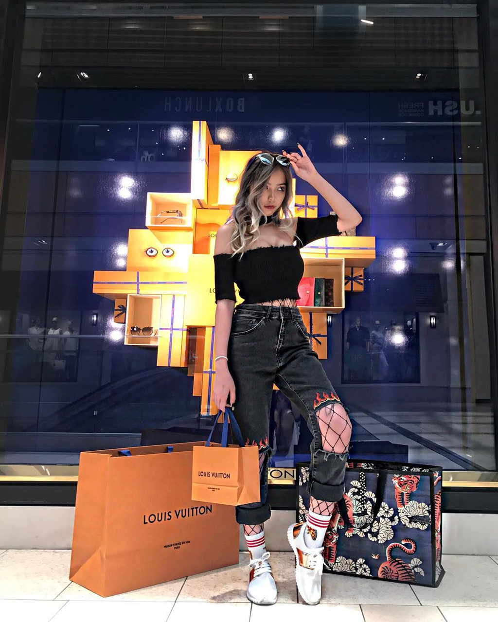 Cuộc sống toàn hàng hiệu, đi xe sang của tiểu thư 10X Việt ở Mỹ