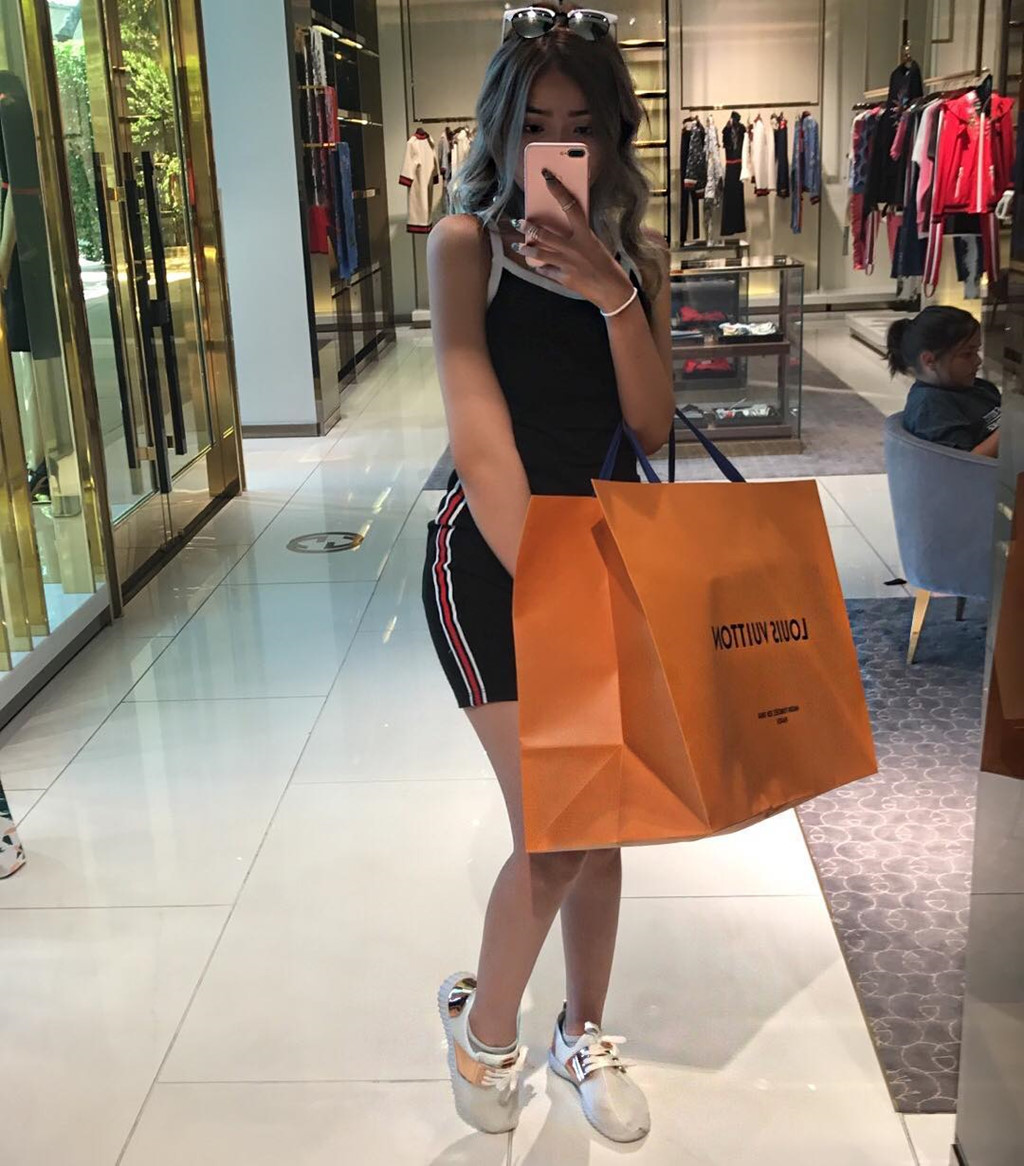 Cuộc sống toàn hàng hiệu, đi xe sang của tiểu thư 10X Việt ở Mỹ