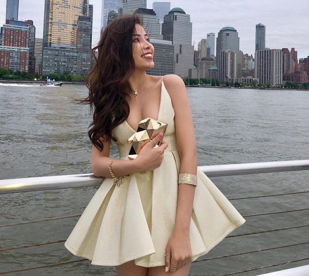 Cuộc sống toàn hàng hiệu, đi xe sang của tiểu thư 10X Việt ở Mỹ