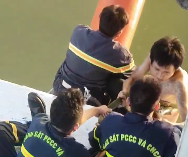Đà Nẵng: Nghẹt thở giải cứu thanh niên có biểu hiện ngáo đá cố thủ trên dây cáp cầu Thuận Phước
