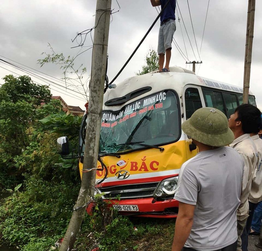 Xe buýt đâm gãy cột điện sau va chạm, hành khách hoảng loạn