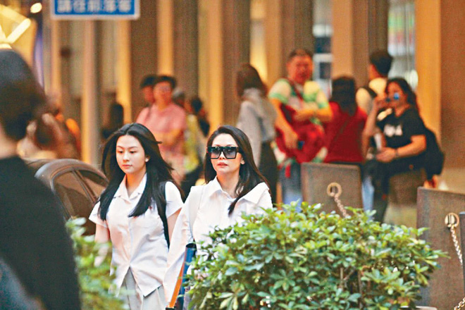 Xuất hiện vài phút, con gái 17 tuổi của nữ hoàng phim 18+ gây sốt vì quá đẹp, khí chất