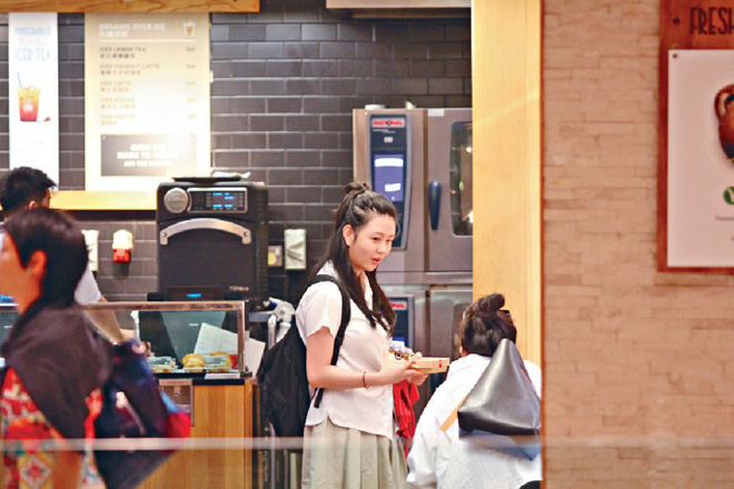 Xuất hiện vài phút, con gái 17 tuổi của nữ hoàng phim 18+ gây sốt vì quá đẹp, khí chất