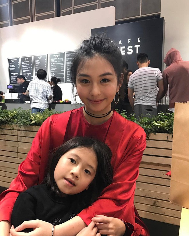 Xuất hiện vài phút, con gái 17 tuổi của nữ hoàng phim 18+ gây sốt vì quá đẹp, khí chất