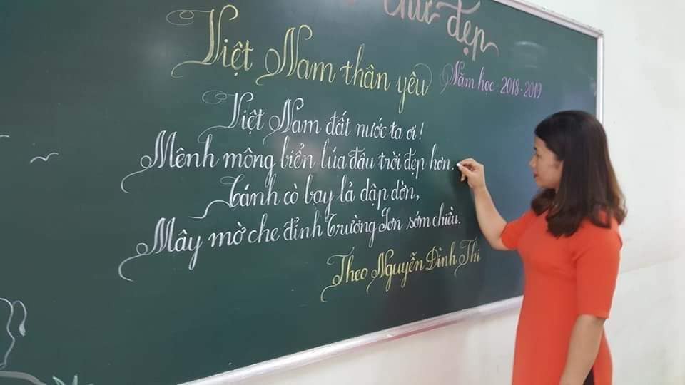 Khi giáo viên tiểu học đi thi viết chữ đẹp: Không máy in hay font chữ xịn sò nào có thể sánh ngang với bàn tay cô giáo!