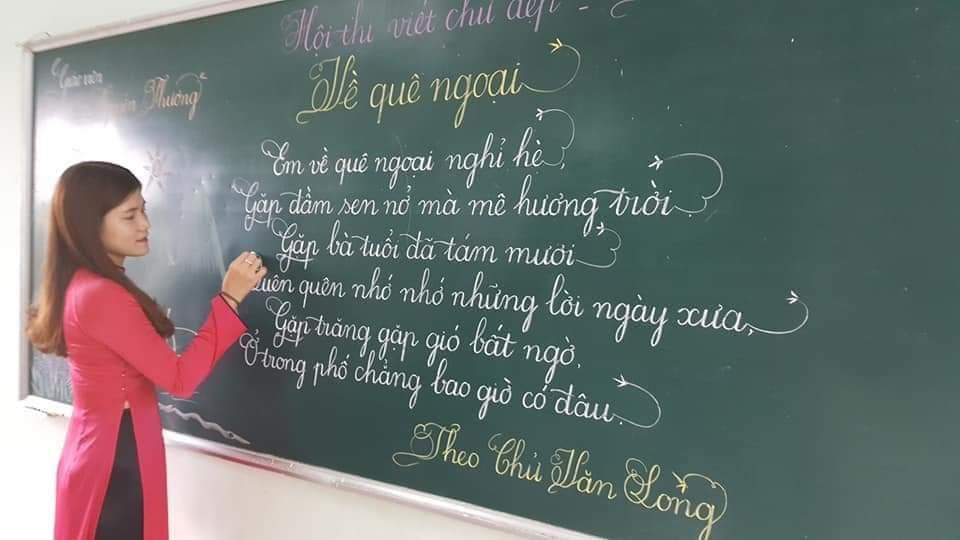 Khi giáo viên tiểu học đi thi viết chữ đẹp: Không máy in hay font chữ xịn sò nào có thể sánh ngang với bàn tay cô giáo!