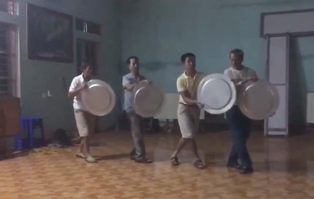 Cười ngặt nghẽo xem clip các ông chồng cầm mâm, luyện tập bài múa tặng vợ ngày 20/10